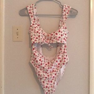 Floral suit suit with a cute tie in front and cut outs in the front and back.